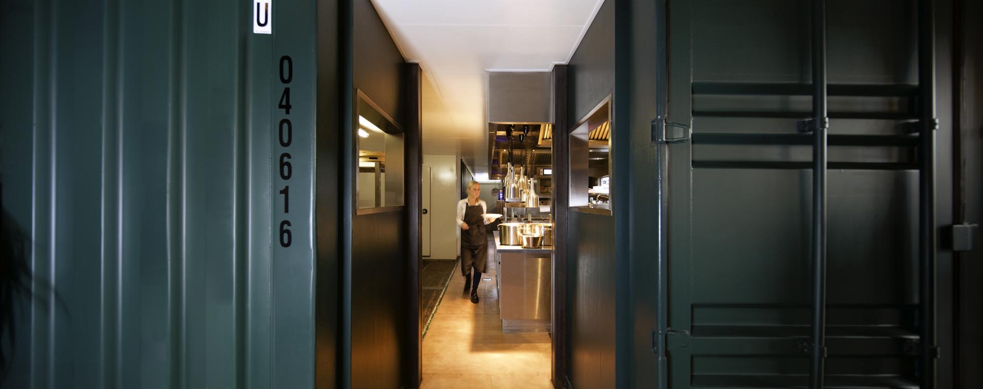 7 zicht op keuken van restaurant De Kaserne in Den Bosch deze is gemaakt in twee zeecontainers